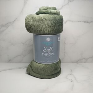 Comfort Bay Plush Throw Blanket in Sage
